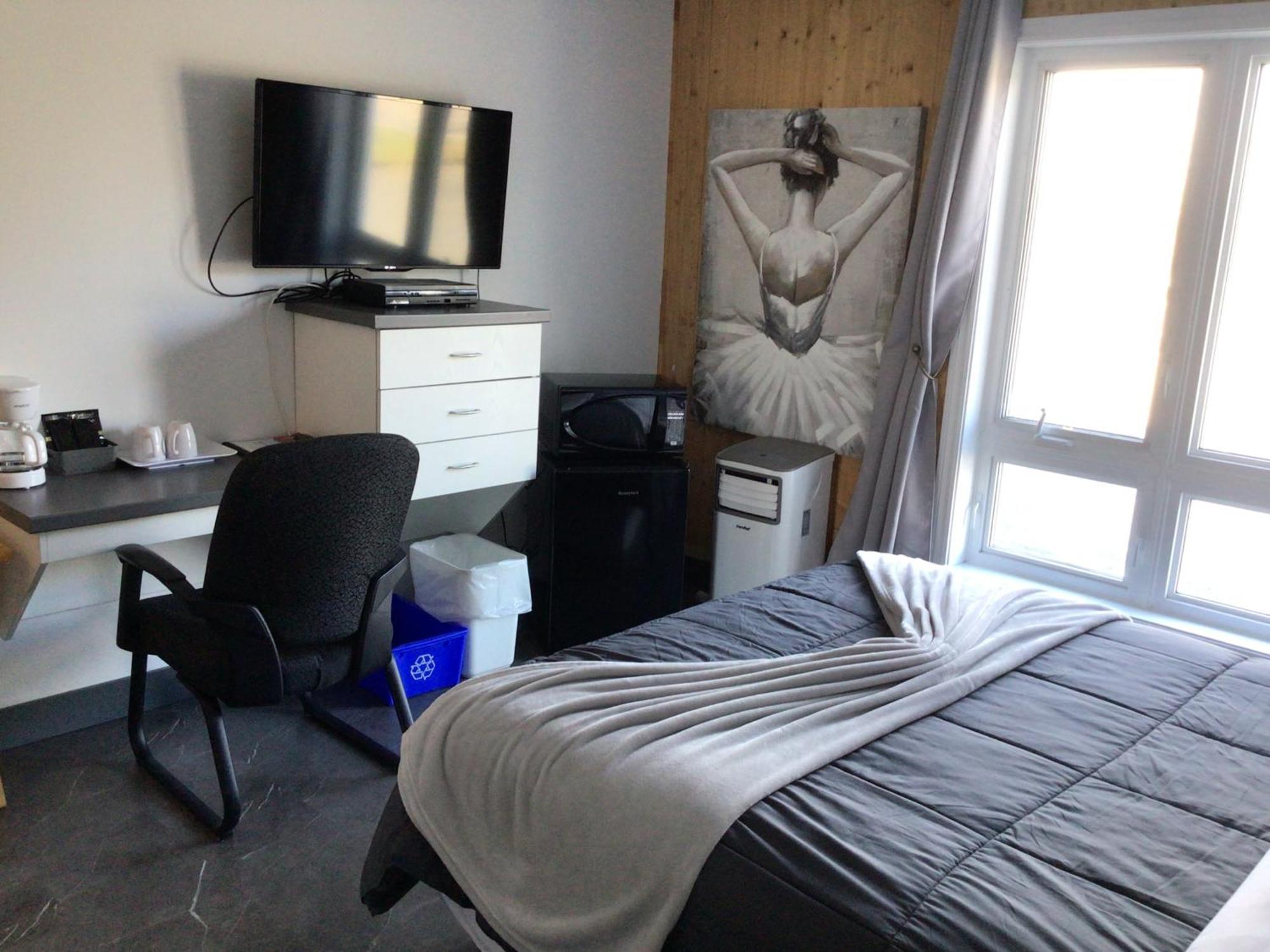 Hotel Auberge St-Felicien Saint-Félicien Екстериор снимка
