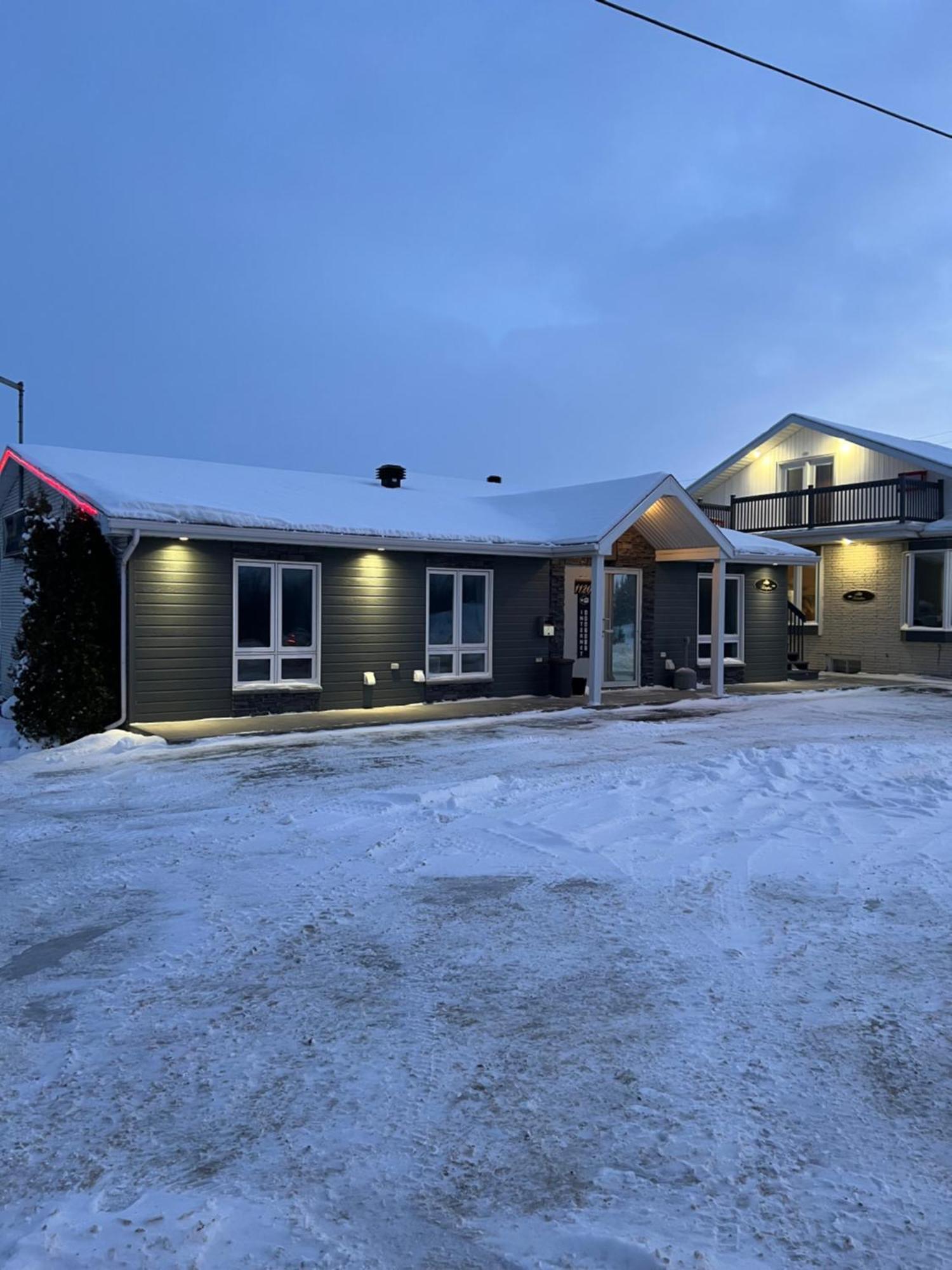 Hotel Auberge St-Felicien Saint-Félicien Екстериор снимка