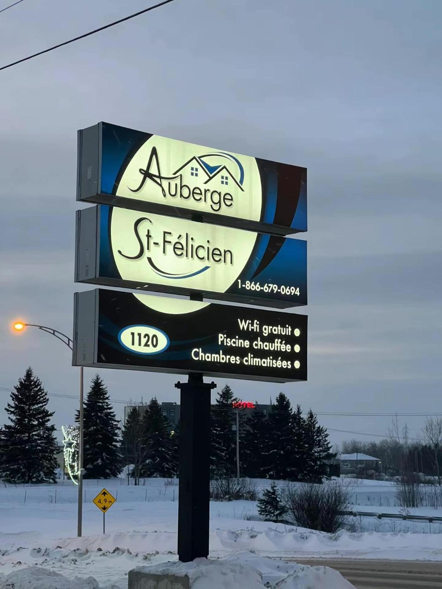 Hotel Auberge St-Felicien Saint-Félicien Екстериор снимка